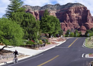 Sedona bir bisiklet Lane bir adam rides