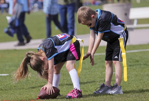 5-6 yaş için bir bayrak futbol oyunu — Stok fotoğraf