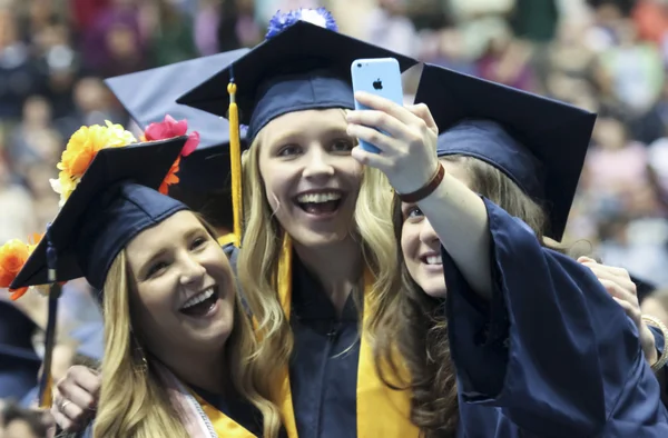 Um Trio de Jovens Mulheres na Graduação Universitária — Fotografia de Stock