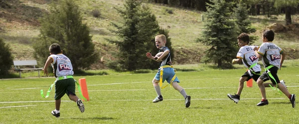 5-6 yaş için bir bayrak futbol oyunu — Stok fotoğraf