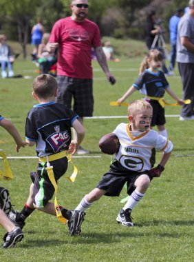 5-6 yaş için bir bayrak futbol oyunu