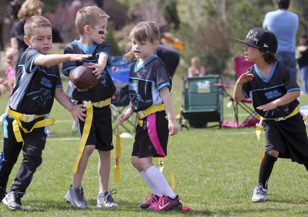 Un partido de fútbol de bandera para niños de 5 a 6 años —  Fotos de Stock