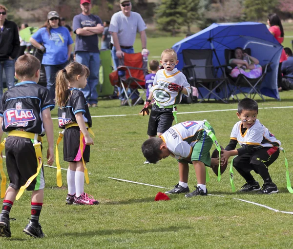 5、6 歳児のフラグ フットボールの試合 — ストック写真