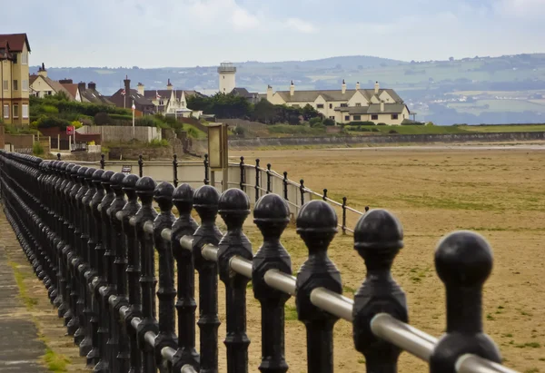 En tom strand och en fyr i Hoylake — Stockfoto