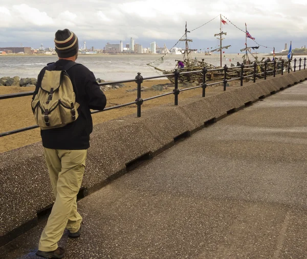 A Man Walks Along Magazines Promenade, New Brighton — Stock Photo, Image