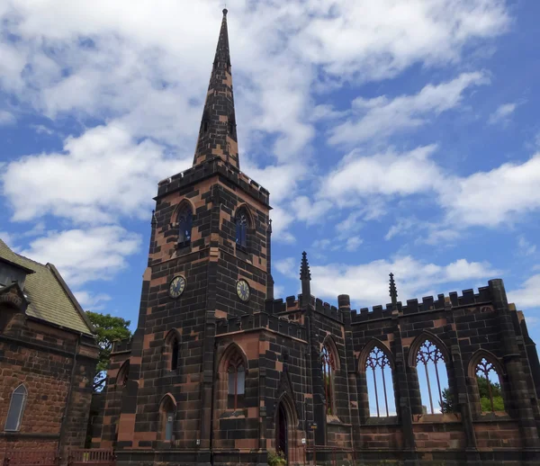 Een weergave van de Birkenhead Priorij en St. Mary's Tower — Stockfoto