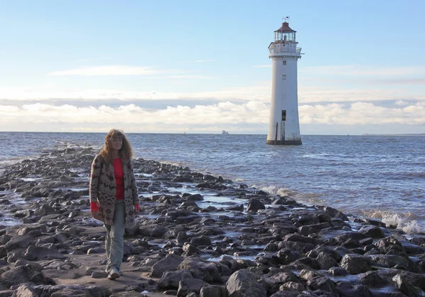 Seorang wanita berjalan dekat New Brighton, atau Perch Rock, Lighthouse — Stok Foto