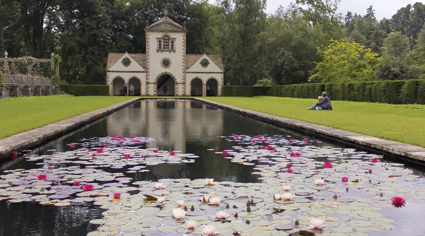 Een Pin Mill en de lelievijver, Bodnant Garden — Stockfoto