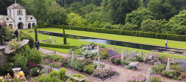 Bir PIN Mill ve Lily Pond, Bodnant Bahçe — Stok fotoğraf