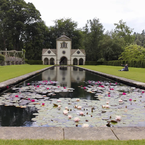 Um Moinho de Pinos e Lírio Lagoa, Jardim Bodnant — Fotografia de Stock