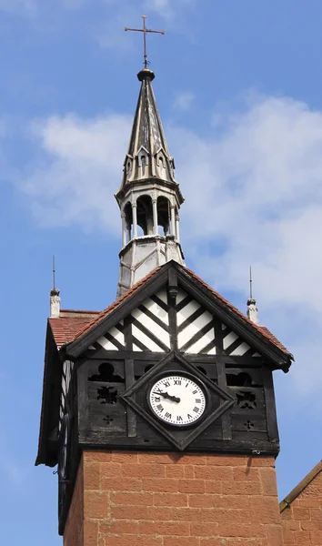 Een oude blok en hout omlijst Clock Tower — Stockfoto