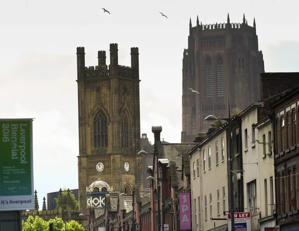 A Pair of Massive Church Towers Loom Over Renshaw — Stock Photo, Image