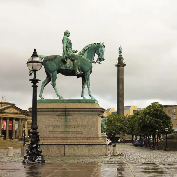 Una estatua del príncipe Alberto fuera de St. George 's Hall — Foto de Stock