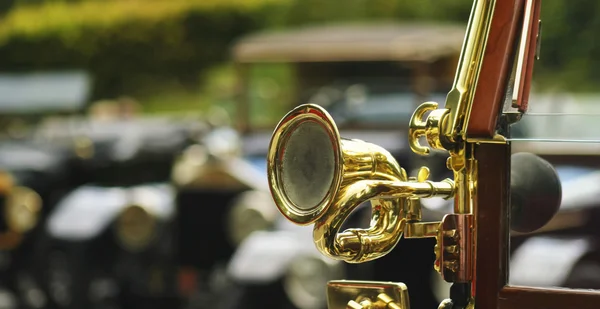 Une corne de voiture en laiton antique sur une automobile vintage — Photo