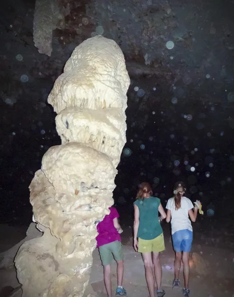 Una familia en la cueva de Coronado, Monumento Nacional de Coronado — Foto de Stock
