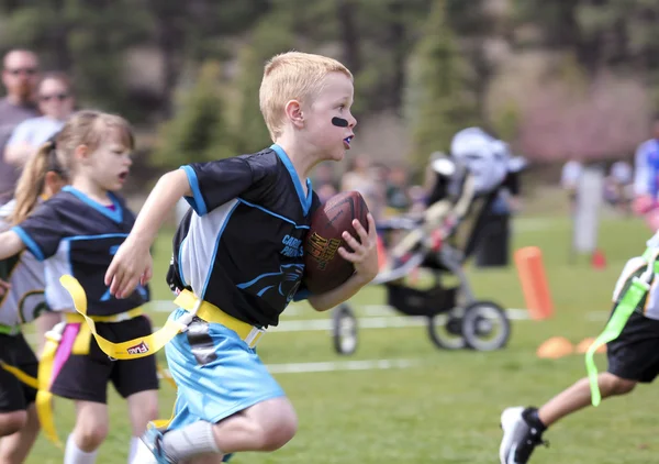 Un match de football drapeau pour les 5 à 6 ans — Photo