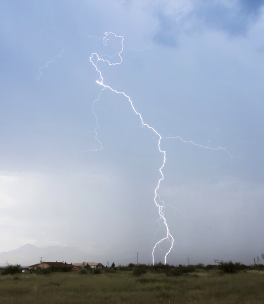 Разветвленный удар молнии в сельском районе
