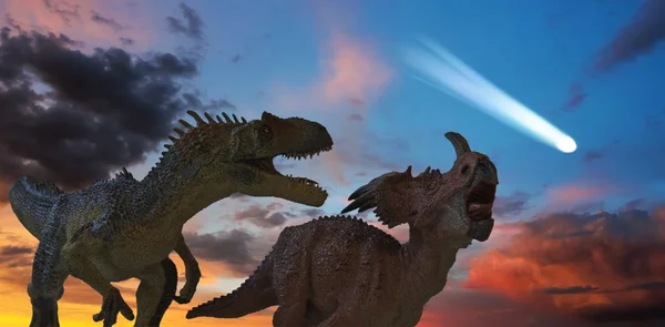 Batalha de Allosaurus e Styracosaurus enquanto o cometa se aproxima — Fotografia de Stock