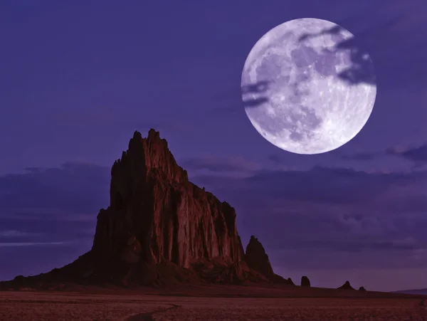 Een maanlicht shiprock, new mexico, 's nachts — Stockfoto