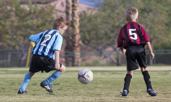 Een paar van jeugd voetbalspelers concurreren — Stockfoto