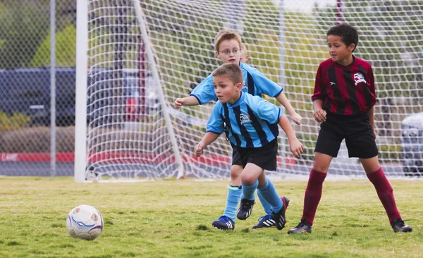 Un groupe de jeunes joueurs de soccer en compétition — Photo