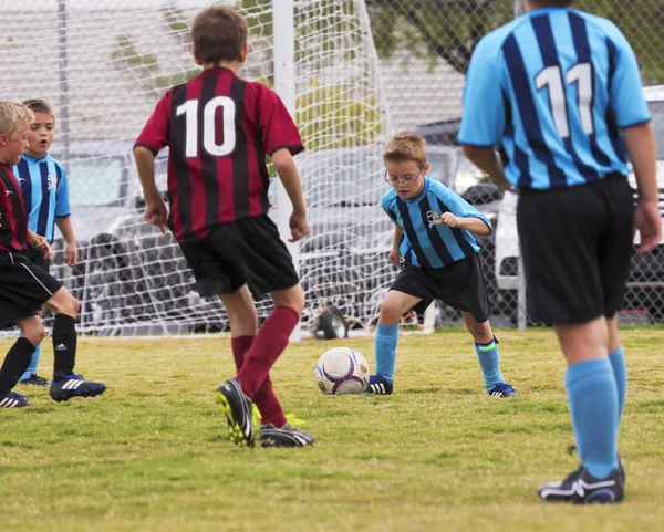 一群青年足球运动员竞争 — 图库照片