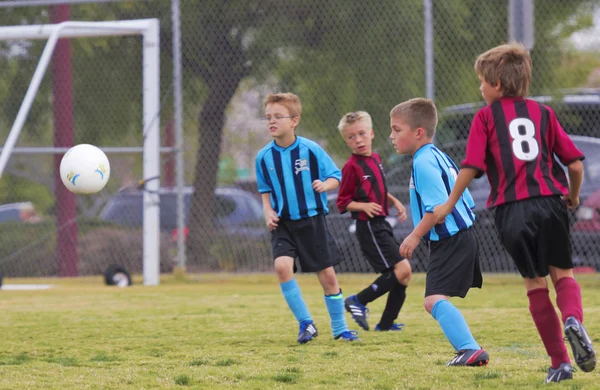 Een groep jeugd voetbalspelers concurreren — Stockfoto