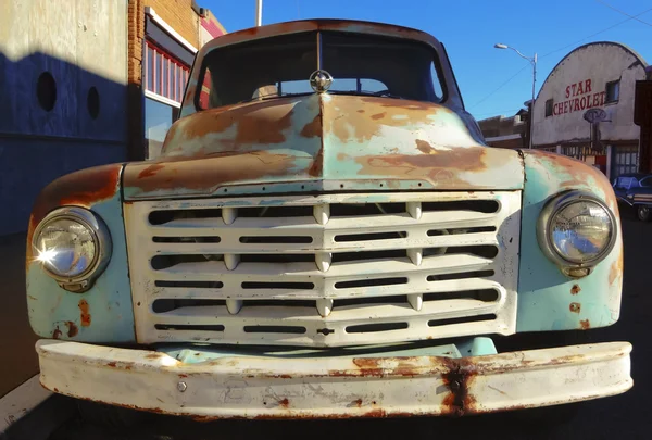 Stary zardzewiały samochód ciężarowy Studebaker, Lowell, Arizona — Zdjęcie stockowe