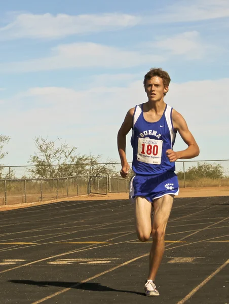 A Cross Country Runner Heads for the Finish — Stock Photo, Image