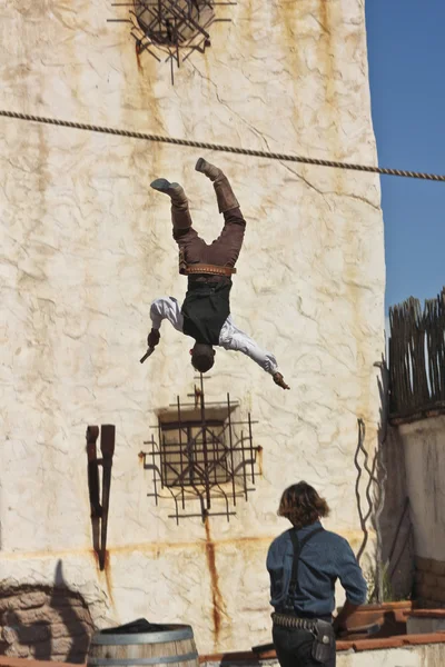 Een paar Stuntmen uit te voeren op oude Tucson — Stockfoto