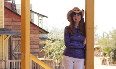 Bir eski Batı şehirde güzel bir Cowgirl