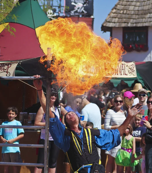 A Performer Spits Fire al Festival Rinascimentale dell'Arizona — Foto Stock