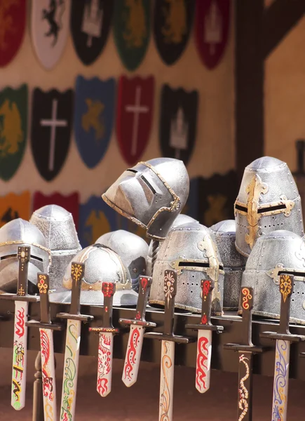 Ассортимент шлемов, щитов и мечей — стоковое фото