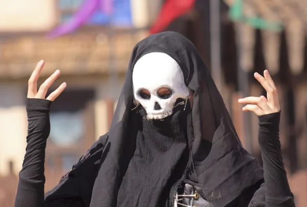 A Dark Mime at the Arizona Renaissance Festival — Stock Photo, Image