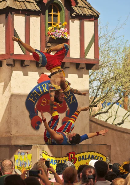 Een Acrobat-Troupe op de Arizona Renaissance Festival — Stockfoto