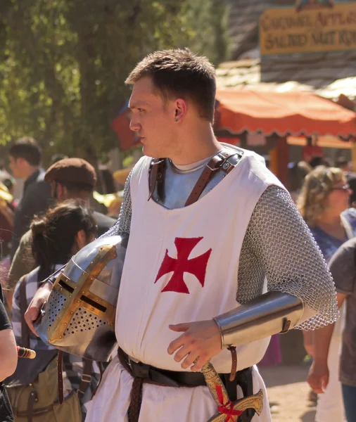 Een ridder in de menigte op het Festival van de Renaissance Arizona — Stockfoto