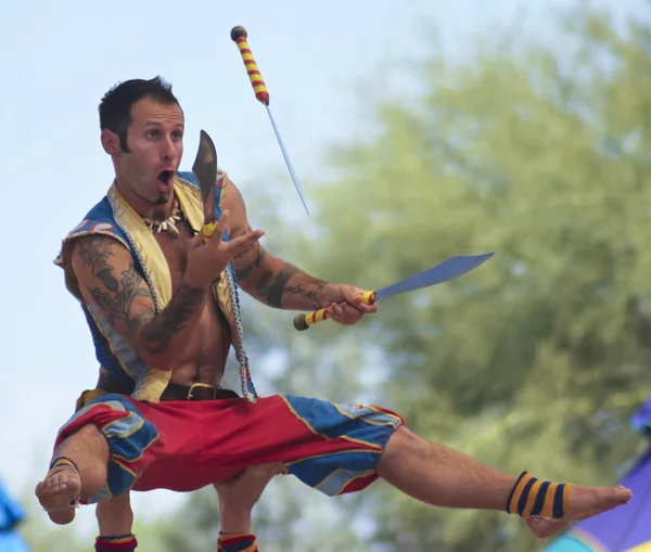Un intérprete hace malabares con cuchillos en el Festival del Renacimiento de Arizona — Foto de Stock