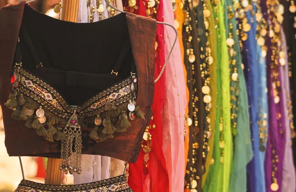 Een buikdansen kostuum en kleurrijke rokken — Stockfoto