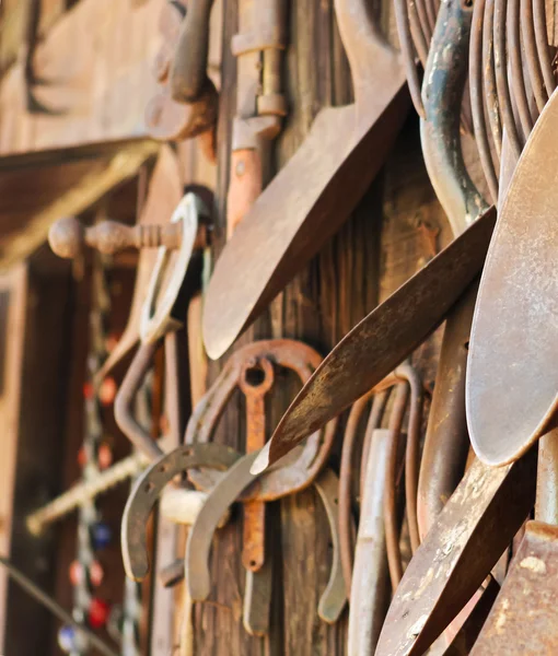 Un mur en bois rustique d'outils rouillés — Photo