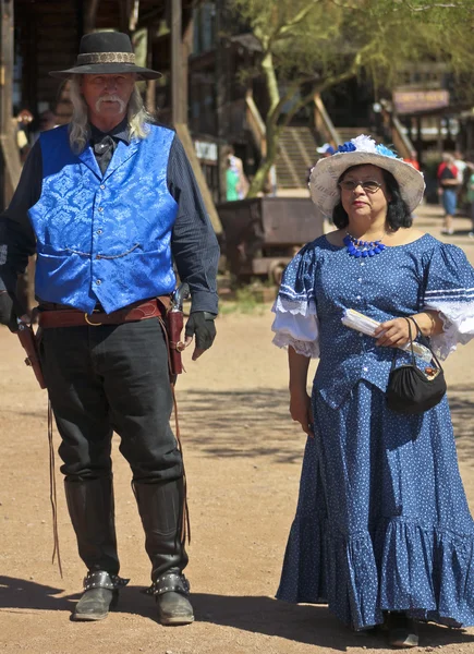 Een paar in het blauw op Goldfield spookstad, Arizona — Stockfoto