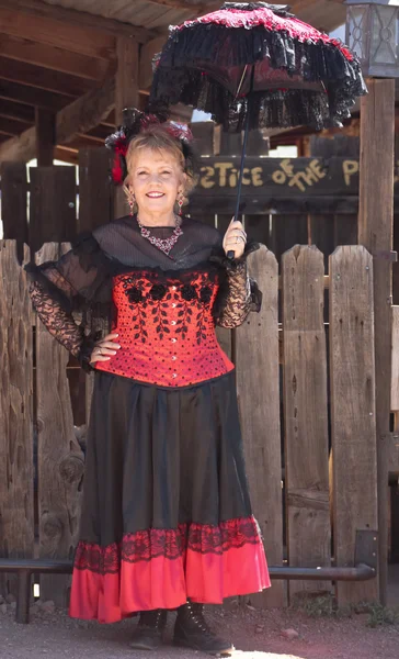 En Goldfield Ghost Town Lady i rød, Arizona - Stock-foto