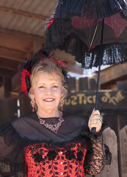 En Goldfield Ghost Town Lady i rød, Arizona - Stock-foto