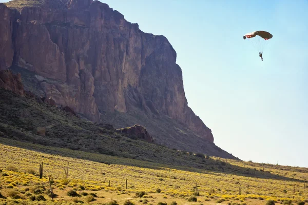 迷信山の荒野でフラットアイアンをパラグライダーで飛ぶ — ストック写真