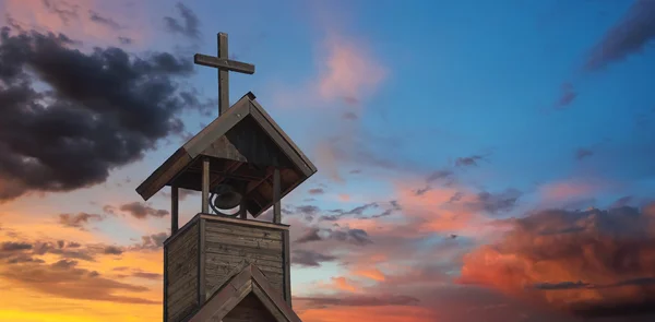 Zvonice s kříž při západu slunce — Stock fotografie