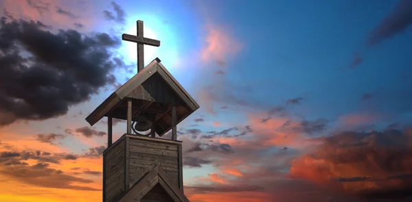 Zvonice s kříž při západu slunce — Stock fotografie