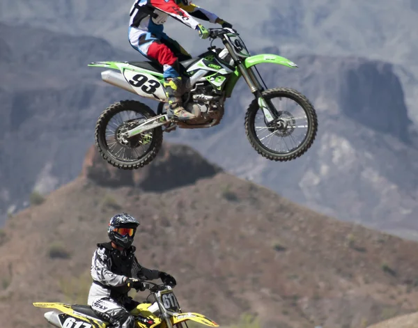 Un par de corredores de Motocross practican en SARA Park — Foto de Stock