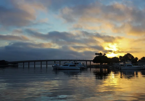 Een prachtige zonsopgang boven een brug en Marina — Stockfoto
