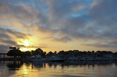 Bir köprü ve Marina üzerinde muhteşem bir gündoğumu