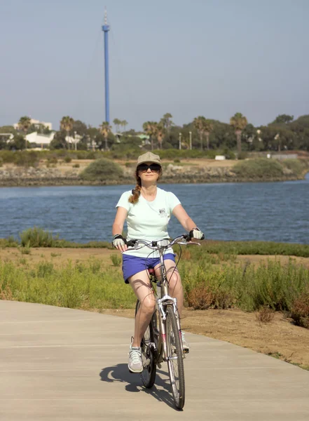 女性バイク フィエスタ島、ミッションベイ、San Diego — ストック写真