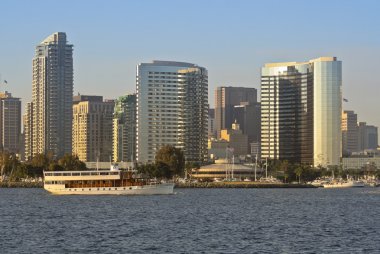 San Diego Körfezi, yüksek alkollü içkiler ve şehir merkezinde bir görünüm